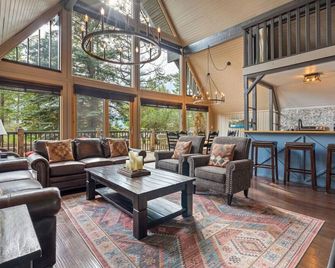The Legacy Cabin | Hot Tub | Huge Fenced Yard - Windermere - Living room