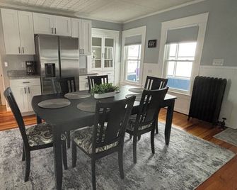 Cozy 3 bedroom in a friendly neighborhood close to I-93! - Manchester - Eetruimte