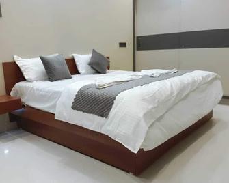 Spacious building in charming Tirupati with AC, WiFi , Hot water and Lift - Tirupati - Schlafzimmer