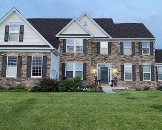 Beautiful Private Home in Eastern Panhandle - Martinsburg - Building