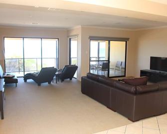 The Lighthouse - Beachfront Accommodation - Port Hughes - Living room