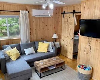 The Little Foxes Den Cottage In Cavendish Pei - Cavendish - Living room