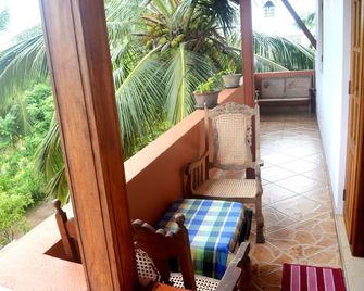 Shyni Tourist Guesthouse - Hikkaduwa - Balcón