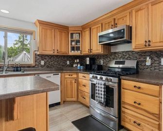 Modern Cottage Getaway with Pool - Fort Erie - Keuken