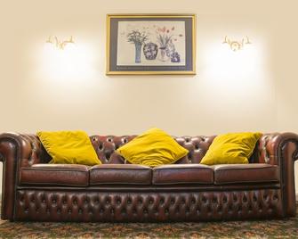 Trewern Arms Hotel - Newport - Living room