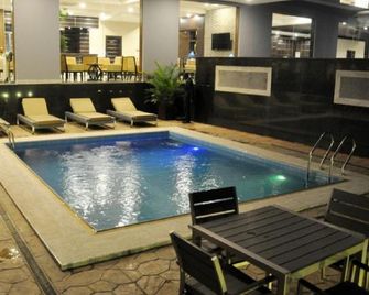 شورجاتس هوتل - لاغوس - حوض السباحة