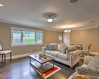 Long Island Apartment w/ Balcony ~ 25 Mi to NYC - Glen Cove - Living room