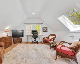 Sabbatical guest cottage by the night week month or for the summer season - Sag Harbor - Living room