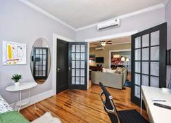 Vibrant and Cozy 2BR near Uptown w\/ Balcony - Charlotte - Bedroom