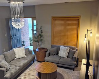 Modern with traditional style 3-bed+ condo, wifi laundry in charming Laurel Oaks - Lima - Wohnzimmer
