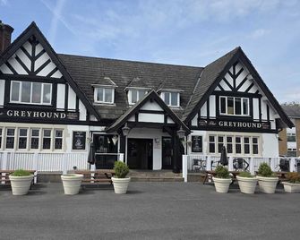 The Greyhound Hotel - Leigh - Building