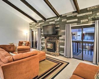 Ideally Located Pinetop Apartment W- Balcony! - Pinetop-Lakeside - Living room