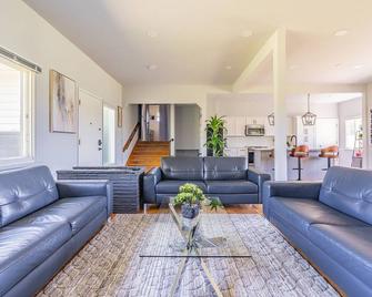 Spacious 8BR 4BA home, 5-min from SeaTac Int'l - SeaTac - Living room