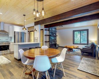 Stylish & Modern Cabin near Creek & Town with Fireplace & Shared Grill Area - Cle Elum - Dining room