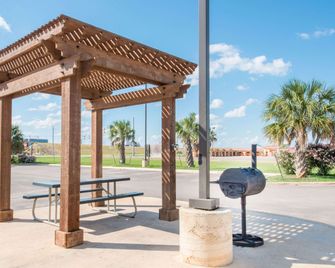 Super 8 by Wyndham Dilley TX - Dilley - Property amenity