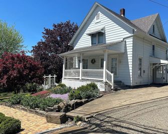 Cozy, Victorian, antique, relaxing get-away with park like back yard. - Sugarcreek - Edificio