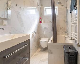 Holiday Home in Garderen with Garden - Garderen - Bathroom