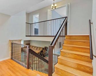 Spacious family size home with indoor pool - Chicago - Escaleras