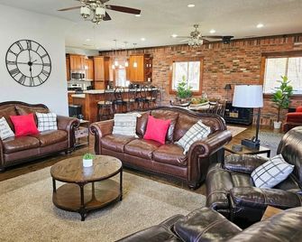 Beaver Lake Hideaway - Lowell - Living room