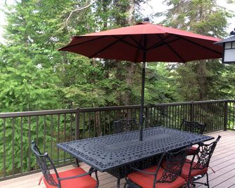 Cozy Four-Bedroom Cabin Getaway near Whitefish Mountain Resort in Montana - Columbia Falls - Balcony