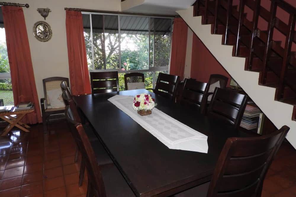 هانثانا بريز هوم ستاي - كاندي - غرفة طعام