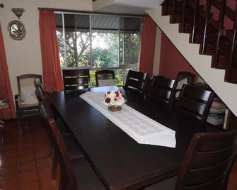 هانثانا بريز هوم ستاي - كاندي - غرفة طعام