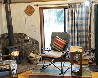 Small Vintage cabin, river/ lakes/ mountains! Hi-speed WiFi, Smart TV, pet fee - Bonners Ferry - Вітальня