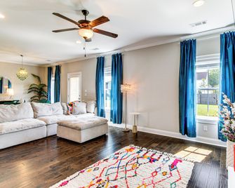 4 Mi to Dtwn: Stylish Home w/ Large Yard in Dothan - Dothan - Living room