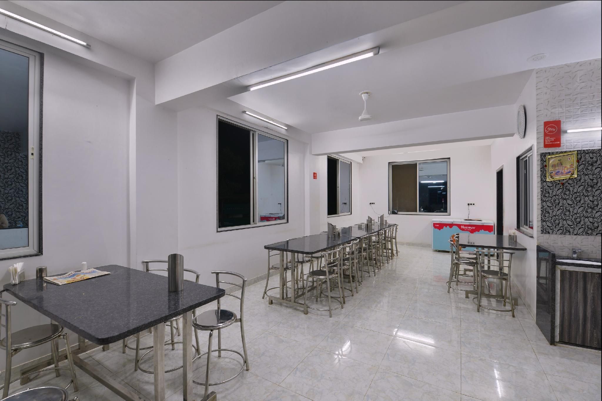 Hotel O Kitchen & Highway Inn - Ābu Road - Restaurante
