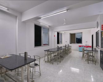 Hotel O Kitchen & Highway Inn - Ābu Road - Restaurante