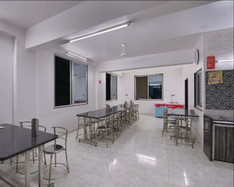 Hotel O Kitchen & Highway Inn - Ābu Road - Restaurante