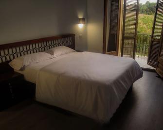 Hostal Mega Darnius - Darnius - Schlafzimmer