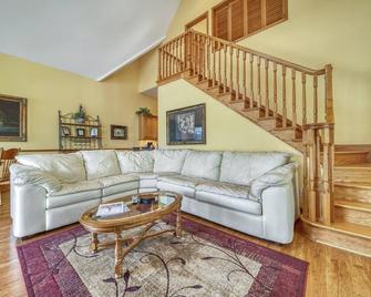 Located in the heart of downtown Saugatuck, Tootsie's Place offers spectacular - Saugatuck - Living room