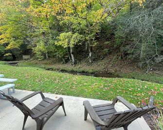 Great location! Creekside Home near Mountain City, Laurel Bloomery, Damascus - Mountain City - Patio