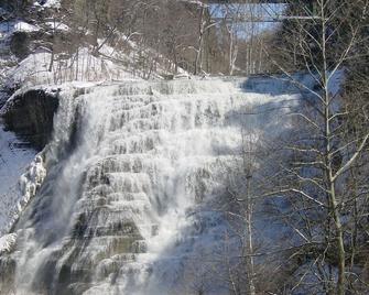 Private and Comfortable 3 Bedroom House - Trumansburg - Building