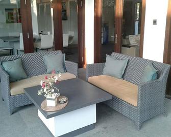 Villa Rumah Putih Abu Abu - Senggigi - Wohnzimmer
