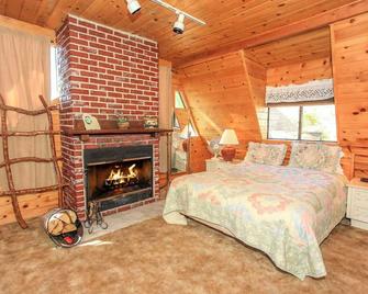 Fawnskin Lakeside Cabin - Fawnskin - Bedroom