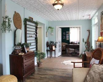 Monroe Street Suites - Pittsfield - Living room