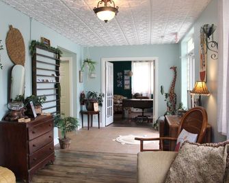 Monroe Street Suites - Pittsfield - Вітальня