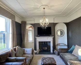 Luxury Farmhouse:Padel court/Hot tub/pool table/fire pit. Central meet up point. - Wressle - Sala de estar