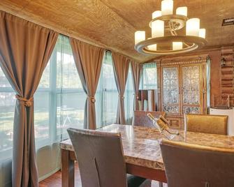 Rainforest Shower, Fireplace, Grill, Private Yard. No Cleaning Fee! - Palmetto - Dining room