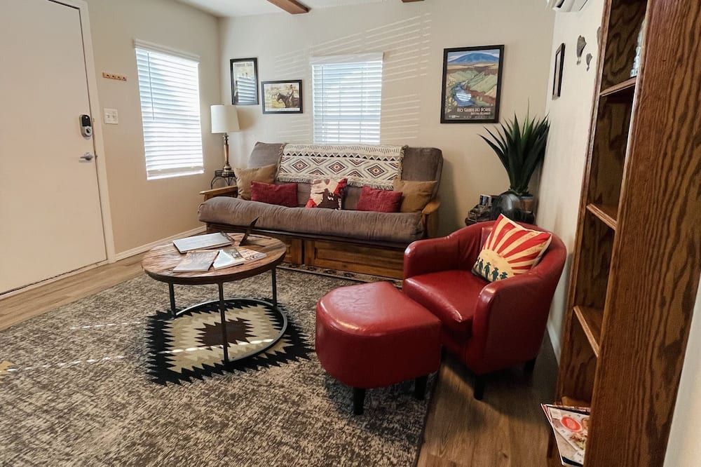 Cozy little home 'West of the Pecos'. - Carlsbad - Living room