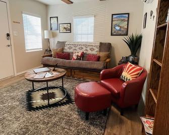 Cozy little home \'West of the Pecos\'. - Carlsbad - Living room