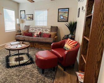 Cozy little home 'West of the Pecos'. - Carlsbad - Living room