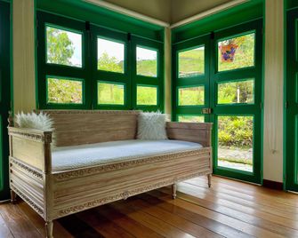 Hotel Lago Valdivia - Jardín - Sala de estar