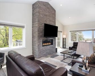Custom Home near Arcadia Golf, Lk MI - Arcadia - Living room