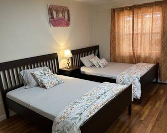 First floor cozy apartment( on second level), Great place for any family . - Queens - Habitació