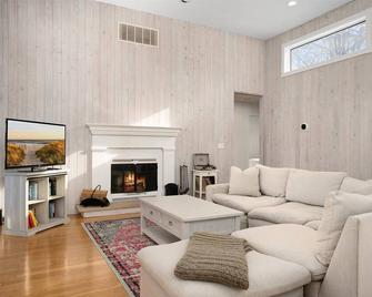 Bright Hamptons Getaway ️ - Hampton Bays - Living room