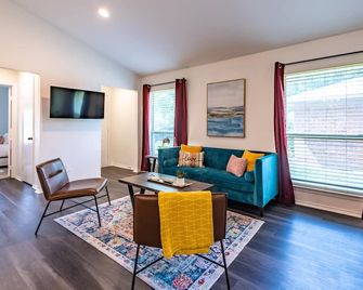 Cozy 2Bed/2Bath - Modern & Spacious - Central Frisco - Frisco - Sala de estar