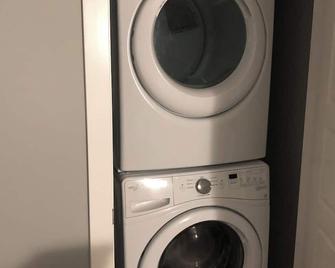 Personal room in a shared house. - Regina - Laundry facility